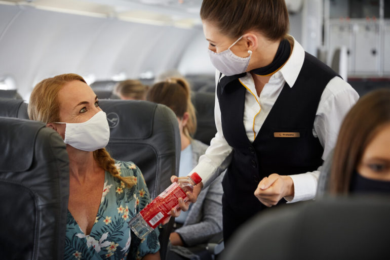 Bordservice mit Maske, Lufthansa Group