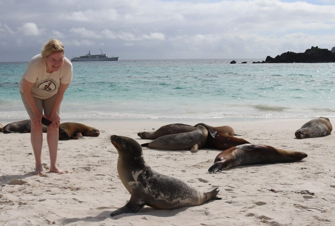 Galapagos-Spezialistin Beate Zwermann von Galapagos Pro mit Seelöwen